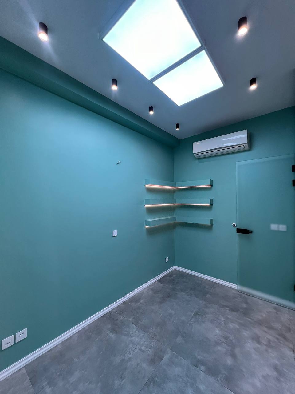 اتاق درمان کلینیک زیبایی اجراشده با نور مخفی سقف